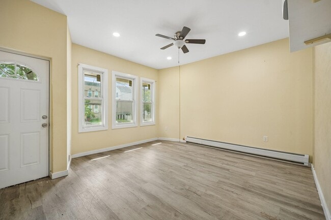 Building Photo - 181 W 4th St Unit #1