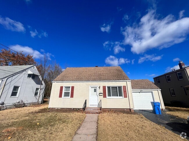 Building Photo - 3 Bedroom 1.5 Bath Single-family Home - Ha...