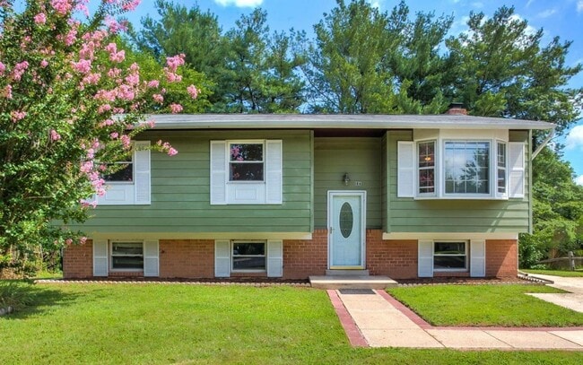 Building Photo - Splendid Split Foyer Home on Cul-de-Sac in...