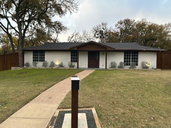 Serenity with Plenty of Room in Euless! - Serenity with Plenty of Room in Euless! House