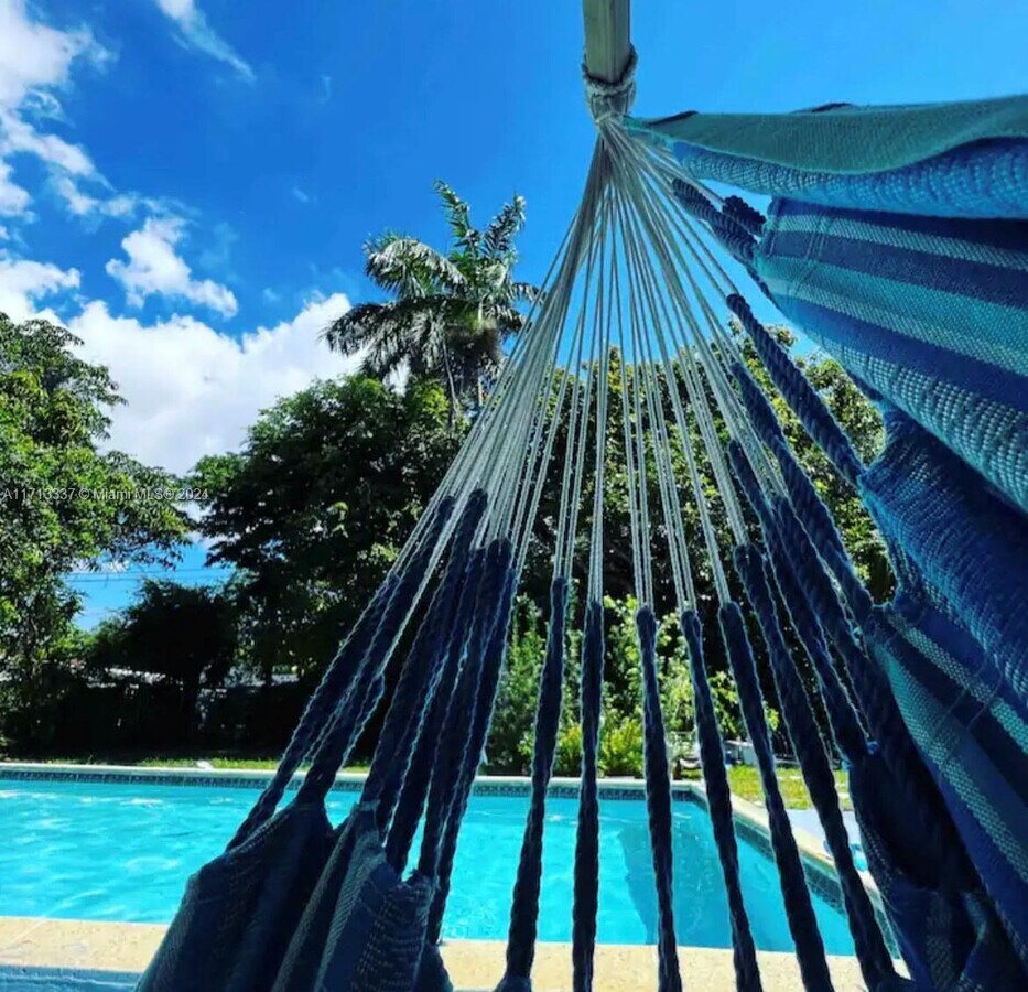 Photo - 825 NE 151st St