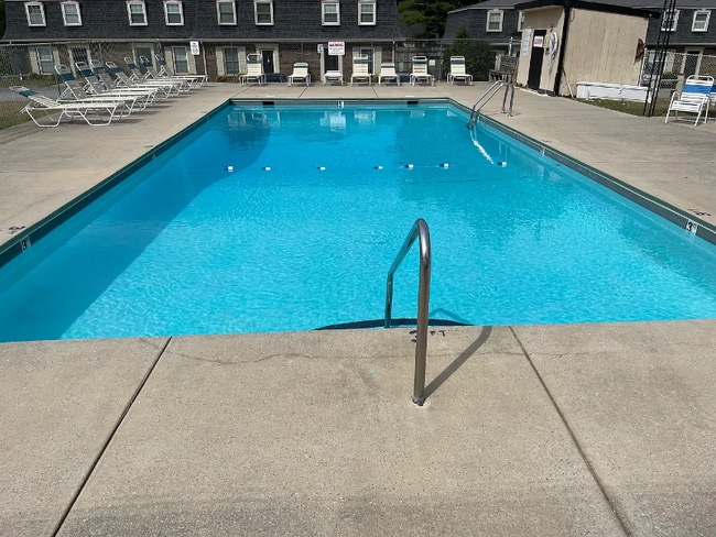 Building Photo - 1010 Country Club Rd