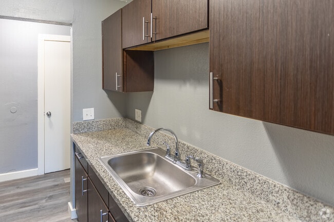 1BR, 1BA - 700 SF