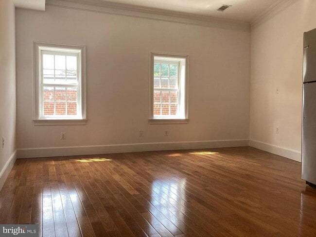 Building Photo - 1426 Wisconsin Ave NW