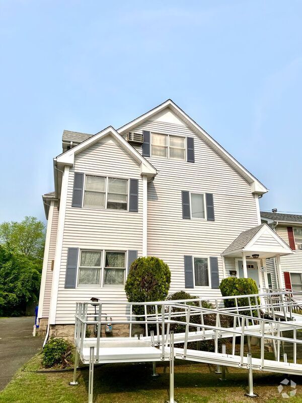 Building Photo - 892 St James Ave Rental
