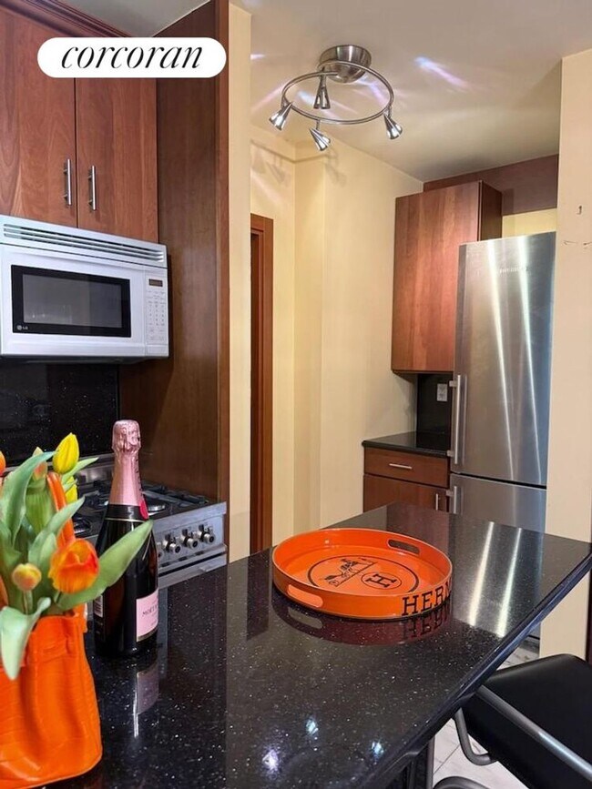 Photo - 325 E 77th St