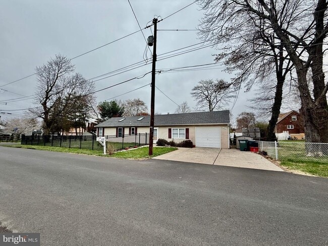 Building Photo - 1722 Oak Rd