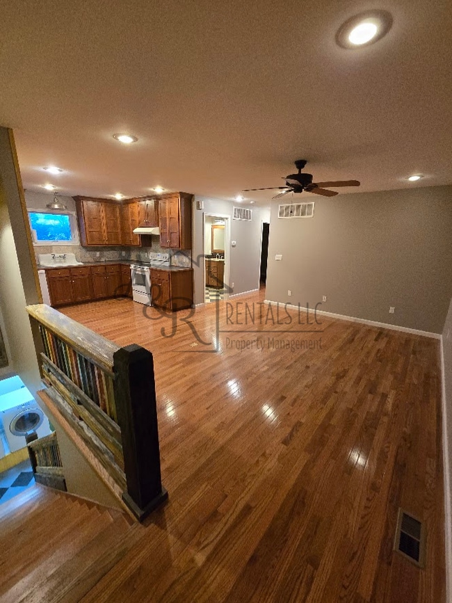 Photo - 301 E 7th St