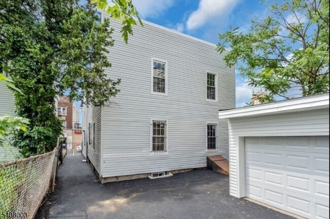 Photo - 568 Grove St Unit 1