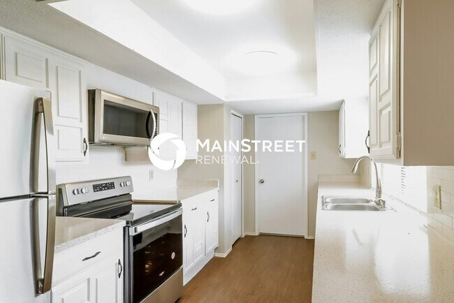 Photo - 4 Bedroom Pet-Friendly Home in Dallas, TX with Main Street Renewal