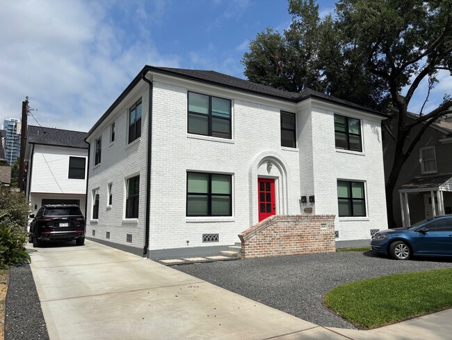 Building Photo - 2636 Greenbriar Dr Unit 1