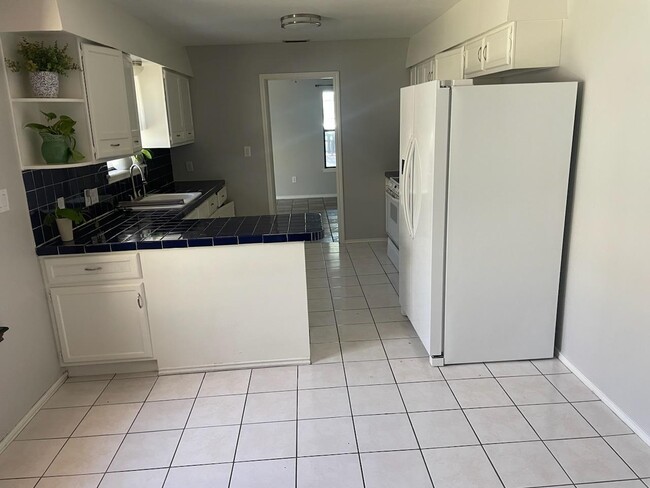 kitchen with appliances - 1114 Bluebird Ave