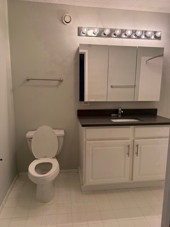 Photo - 544 N State St