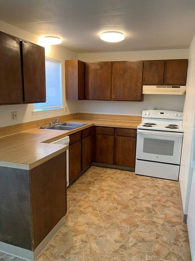 Photo - Middle unit in 8-plex complex