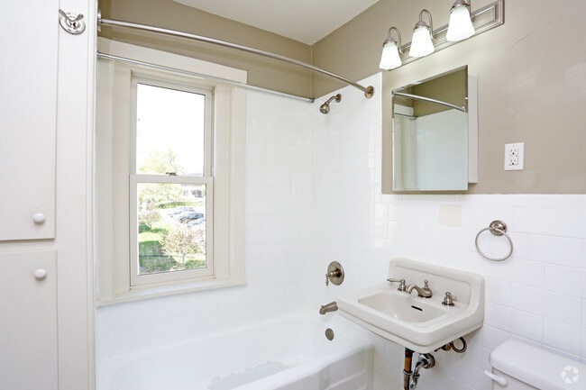 1BR, 1BA - 675 SF - Bathroom - The Austin at Midtown