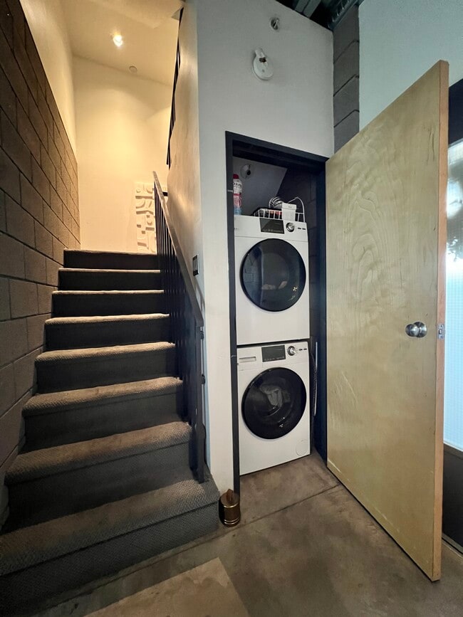 Washer/Dryer - 525 E Willetta St