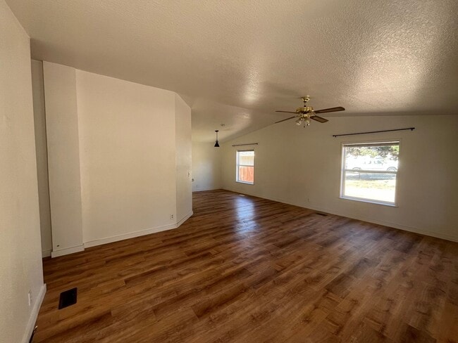 Photo - Country 3-bdr/2-bath with huge yard in Crooked River Ranch!