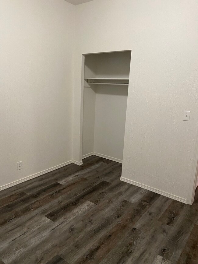 Photo - 1005 E 9th S