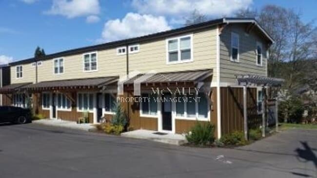 Building Photo - 2 Bedroom 1 Bathroom Townhome in Downtown ... Unit 4
