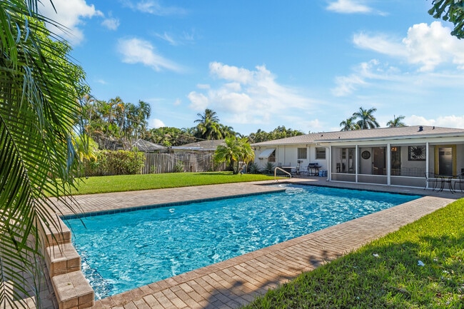 Building Photo - 225 E Ilex Dr