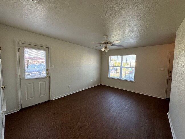 Photo - 404 Brittney Way Unidad #D