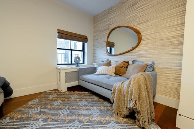 Building Photo - 112 E 10th St Rental