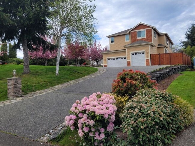 Photo - UPDATED CHAFFEY 4 BEDROOOM KINGSTON HOME FOR RENT WITH GREAT VIEWS!