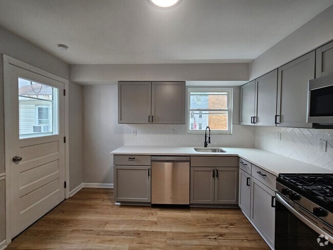 Building Photo - Newly Updated 3 bedroom 1 bath apartment i...