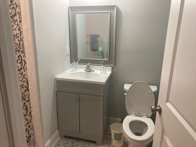 Building Photo - 1 Bed/1 Bath - Fully Renovated - Kitchen w... Unit 8