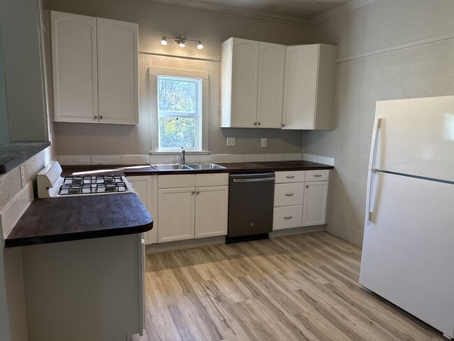 Photo - 836 E 10th St