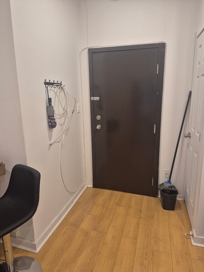 Photo - 5491 Av. Victoria Unit 111