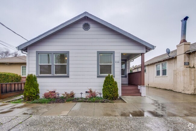 Building Photo - Well Maintained Single Family Home with 2 ...