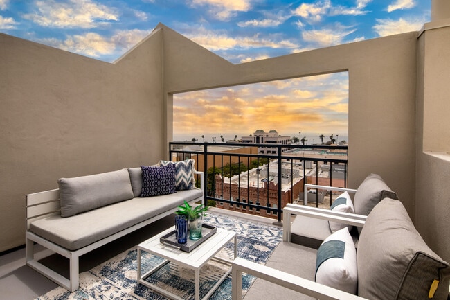 Residences on Third Street Promenade
