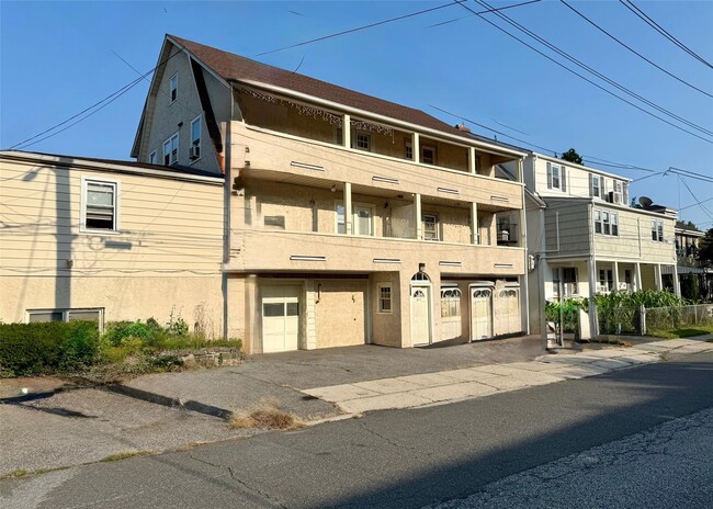 Building Photo - 911 Lester Ave Unit 3R Rental