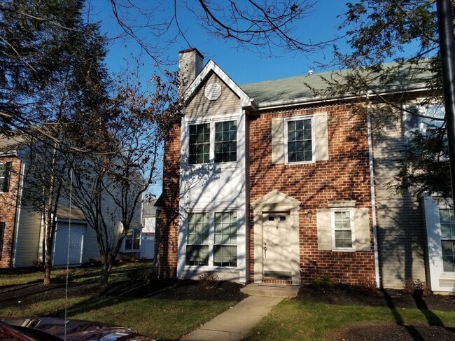 Building Photo - Updated, spacious, centrally located end-u... Rental