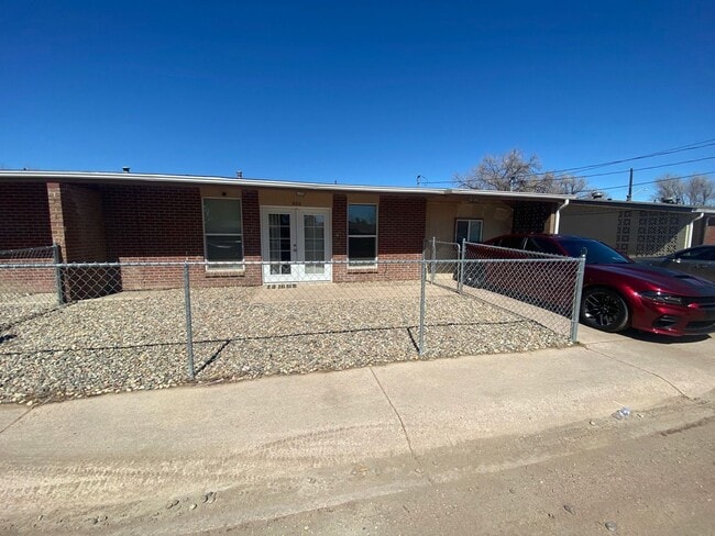 Building Photo - Cute 3 Bedroom Fourplex on Sunny Lane