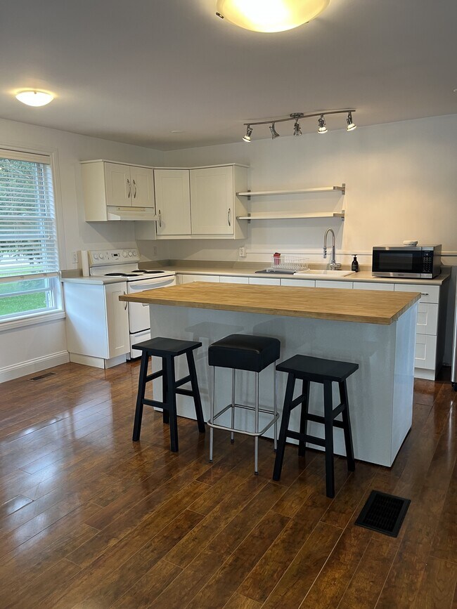 Photo - 145 Rose Glen Rd S Unit 1