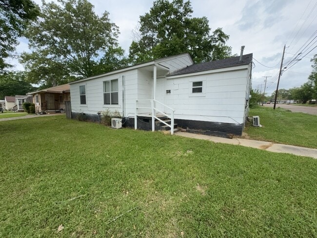 Building Photo - 200 Stillwood Dr
