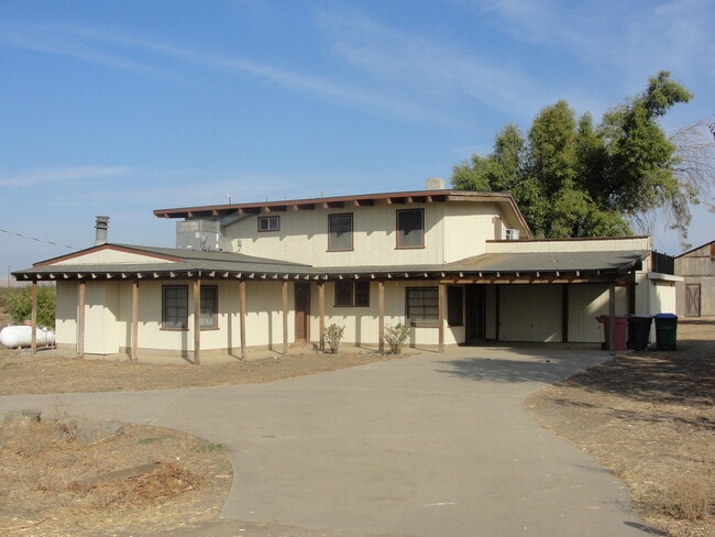 Building Photo - Large Country Home