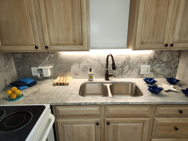 Building Photo - 106 Suffolk C Unit 106