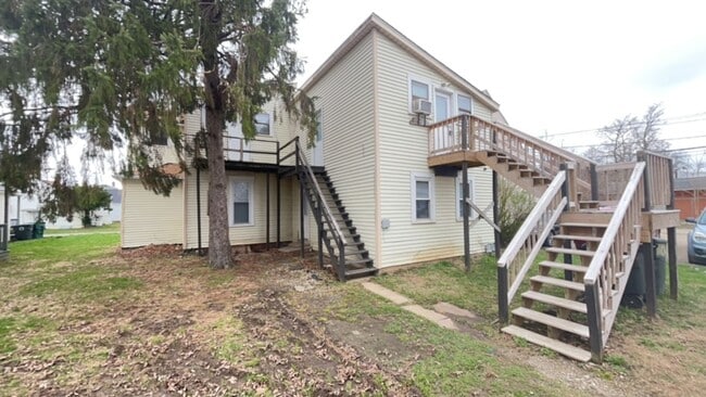 Building Photo - 111 S Dicks St Unit 111 1/2 S Dicks St.