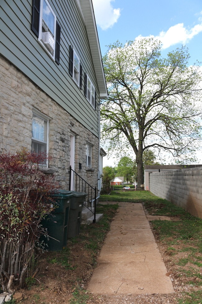 Apt B - 210 W Poplar St Unit B