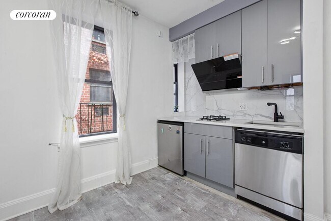 Photo - 461 W 44th St
