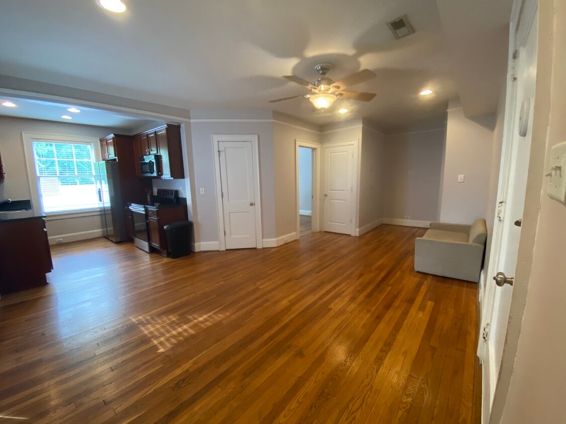 Living space - 1630 Monument Ave (Richmond, VA)