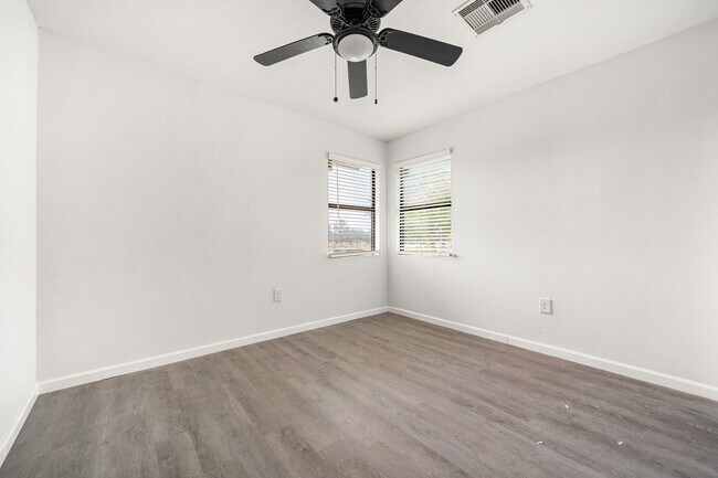 Photo - 404 Glenmore Dr