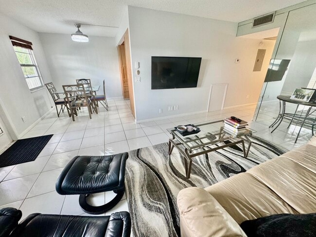 Photo - 4063 Yarmouth E