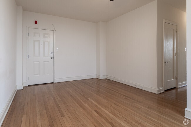 1BR, 1BA 561SF Living Room