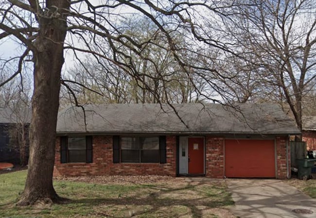 Building Photo - 3-Bedroom 2-Bathroom House in Fayetteville Near Fiesta Square!
