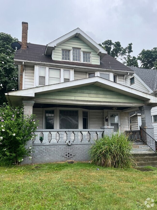 Building Photo - Section 8 Accepted! Spacious Newly Renovat... Rental