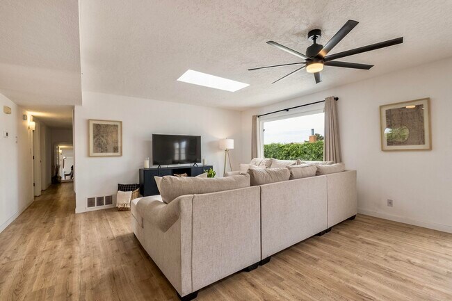 Photo - 10409 Manzanillo Ave NE Casa